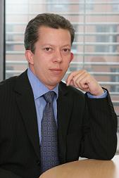 Ерик Дюма, секунди след телепортирането си в офиса на