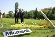 Шефът на Майкрософт открива новия супермодерен невидим офис на компанията (намира се на 12 часà зад него), заедно с щастливия lead чистач на офиса, минути преди да загрее, че ще бъде уволнен.