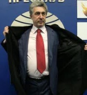 Тъпката влиза в схватка.