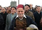 Берлинчани на опашка за социални помощи. Крайният в дясно е Стоичков.