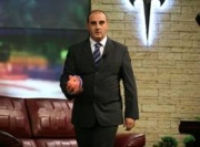 в костум се прави, че не е с другите